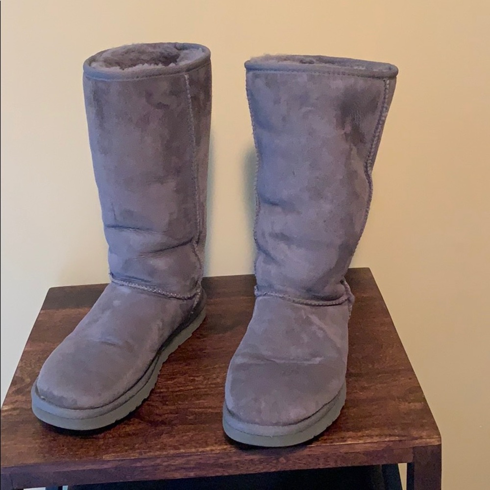 Gray Ugg boots women’s size 8 in good cond.